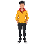 hombre joven, cabello negro, chaleco rojo, camisa amarilla de mangas largas, pantalones negros, delgado.