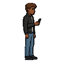 personagem masculino de cabelo castanho cacheado curto e olhos castanho escuros, sua pele é morena parda e ele usa um calça jeans e uma jaqueta escura, ele está segurando um celular, usando tênis escuros, sua expressão é confiante.