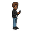 personagem masculino de cabelo castanho cacheado curto e olhos castanho escuros, sua pele é morena parda e ele usa um calça jeans e uma jaqueta escura, ele está segurando um celular, usando tênis escuros, sua expressão é confiante com um sorriso