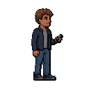 personagem masculino de cabelo castanho cacheado curto e olhos castanho escuros, sua pele é morena parda e ele usa um calça jeans e uma jaqueta escura, ele está segurando um celular, usando tênis escuros, sua expressão é confiante.