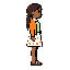 menina morena, com cabelo de tranças marrom escuro, usando uma blusa verde claro com gola boneca, um cardigan laranja, com saia meio curta branca com pequenas flores laranjas, e uma sandalia marrom meio rosa. 